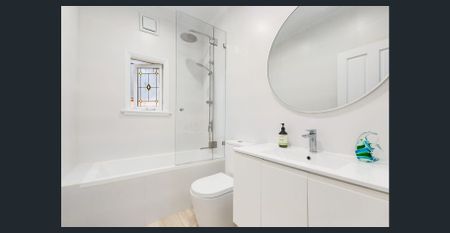 Whole Floor Garden Apartment With Level Walk To Coogee Beach - Photo 2