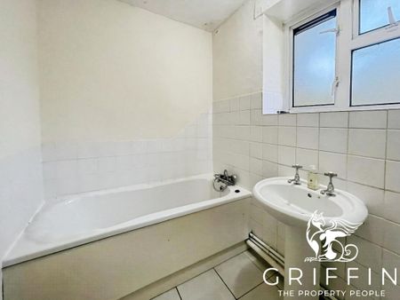 Faymore Gardens, South Ockendon, RM15 - Photo 4