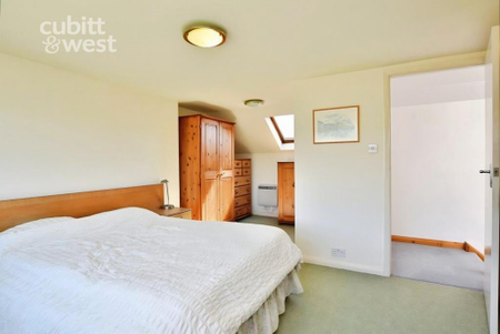 4 bedroom semi-detached house to rent - Photo 4