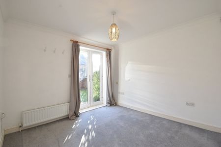 Balfour Road, Weybridge, KT13 - Photo 2