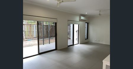 SPACIOUS TOWNHOUSE LOCATED IN WAKERLEY - Photo 4