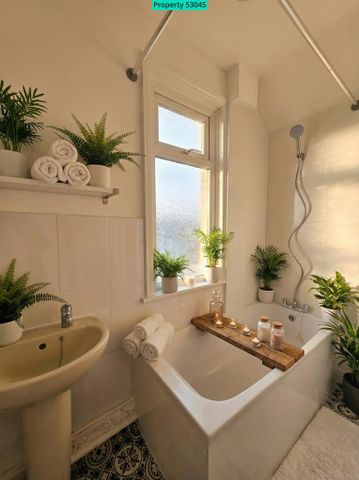 4 bedroom semi-detached house to rent - Photo 4