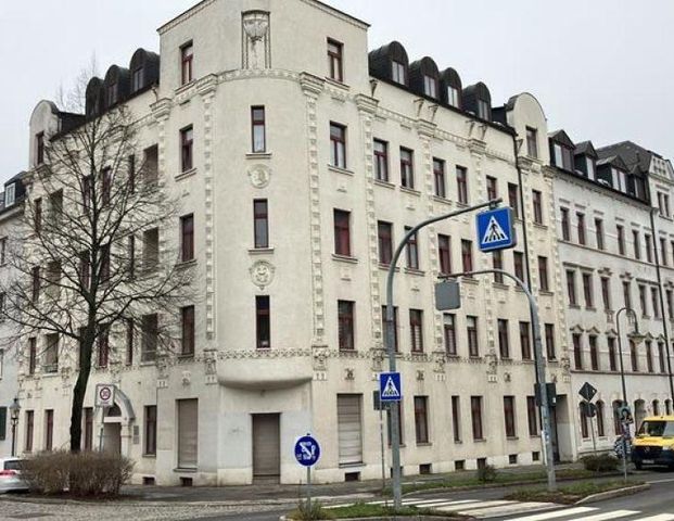 Große DG 3-Zimmer mit Laminat, Wanne, Dusche und Aufzug in zentraler Lage! EBK mgl. - Foto 1