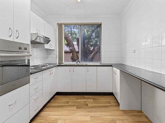 Spacious ground floor apartment - Photo 1