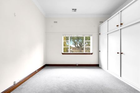 1 Valley Parade, Glen Iris VIC 3146 - House For Rent | Domain - Photo 4