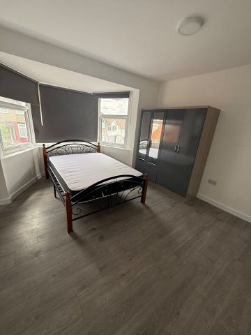 Room in a Shared House, Fairfields Close, NW9 - Photo 2