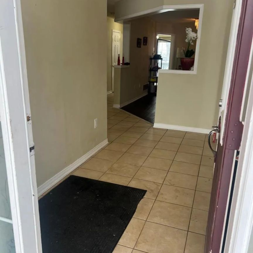 33 REVELSTOKE PLACE - Photo 1