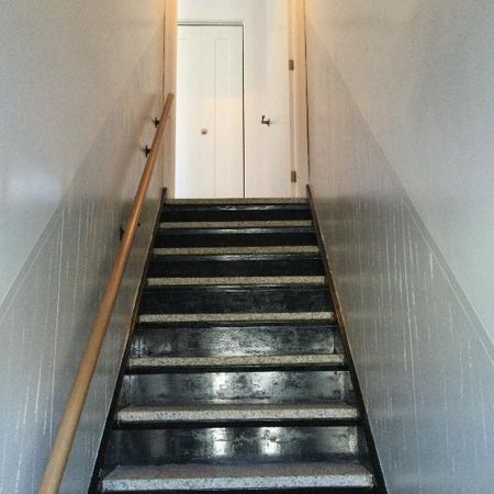 Haut de duplex 5 1/2 avec une troisième chambre convertie en salle de lavage ,rangement,. - Photo 4