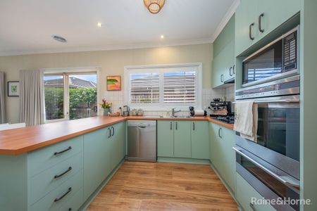 Charming Family Home in Sunbury - Photo 3