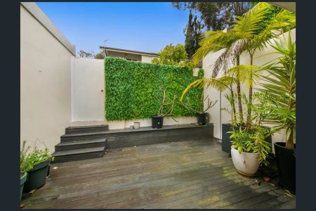 Stylish City-Fringe Living in the Heart of Glebe - Photo 4