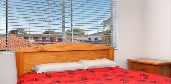 RENOVATED ONE BEDROOM APARTMENT - Photo 2