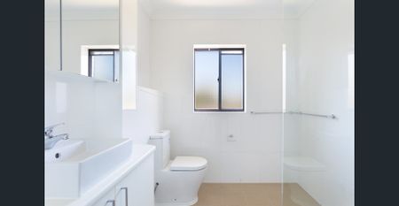 Renovated apartment with water views - Photo 4