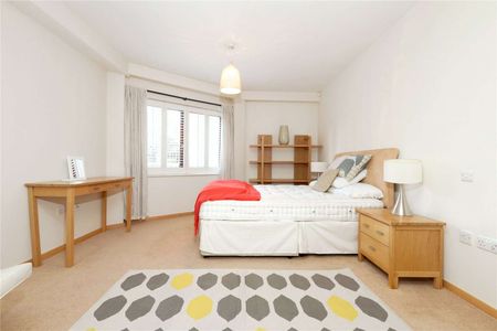 Modern two double bedroom apartment set within a sought development with concierge, gym and cinema room. - Photo 4