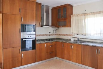 Floor of 2 bedroom villa, partially furnished and semi equipped in Requeixo!