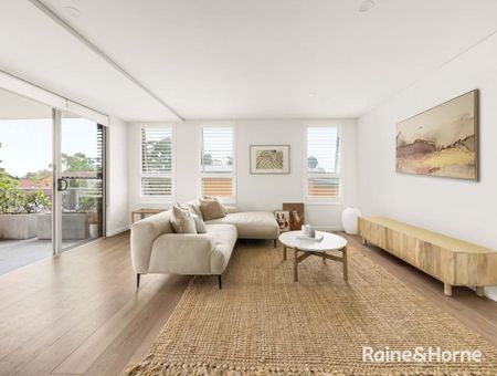 Spacious Two Bedroom Apartment In Prime Location! - Photo 2