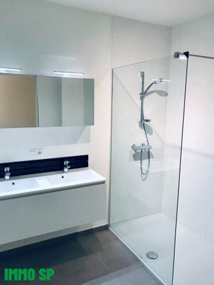 Centraal gelegen recent, lichtrijk appartement met 2 slaapkamers - Photo 1