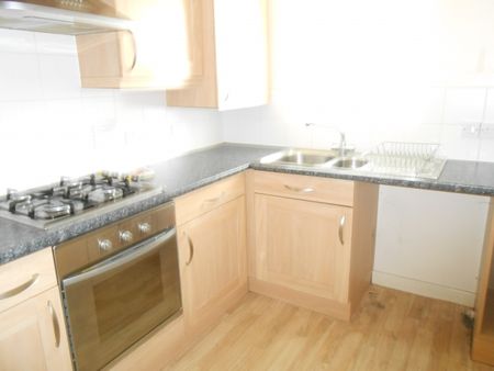 2 bed Town House, - Photo 5