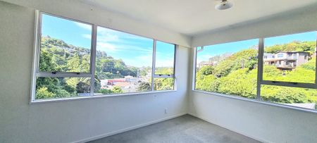 Sunny, 2-Bdrm Upper-Level Flat – Prime Location! - Photo 3