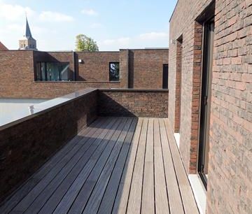 Moderne halfopen woning met terras en tuin - Photo 1