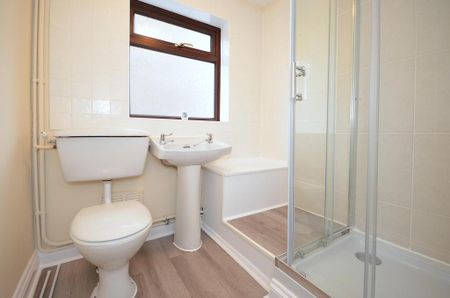 3 bedroom detached bungalow to rent - Photo 4