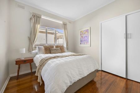 3 BEDROOM HOUSE IN PRIME MOORABBIN POCKET - Photo 2