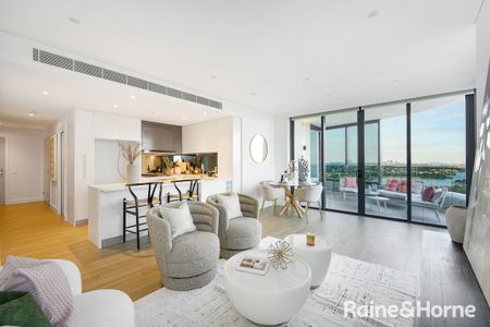 Luxury High-Level 3 Bedroom + Study Apartment with Panoramic Water & City Views - Photo 3