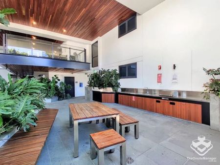 Modern 2-Bedroom + Study Apartment with Breath-taking River Views - Photo 3