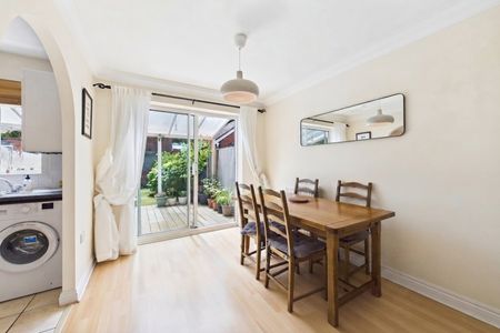 3 bedroom House in Whitchurch Road, Fleet - Photo 2