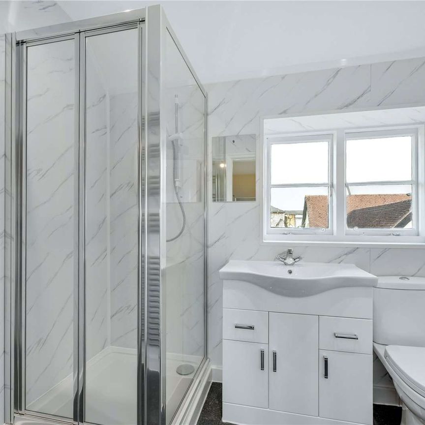 A charming and beautifully refurbished detached farmhouse set within mature grounds on Flexcombe Lane, Liss. - Photo 1