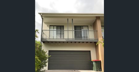 SPACIOUS TOWNHOUSE LOCATED IN WAKERLEY - Photo 5