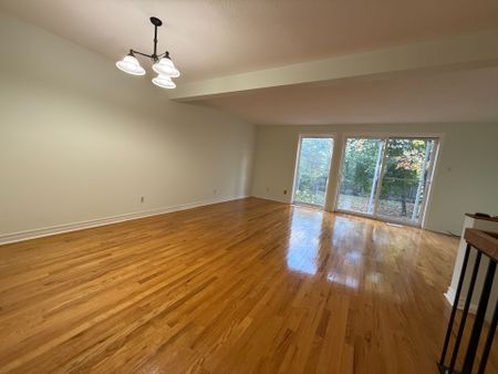 For Lease - 7913 Jeanne D'arc Boulevard, Orleans - Convent Glen and Area, Ontario - Photo 2