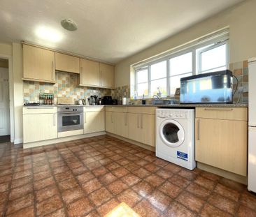 Mountbatten Close, Ashton - Photo 3