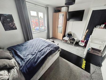 3 bedroom House To Let - Photo 2