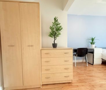 4 Bedroom Mid Terraced House - Photo 5