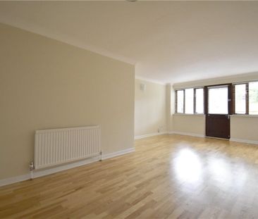 Well presented 3 bedroom terraced house situated in the heart of Ca... - Photo 3