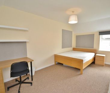 4 bedroom semi-detached house to rent - Photo 4