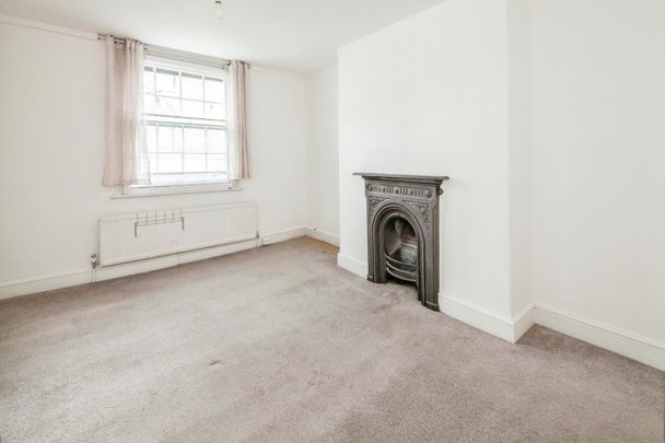 2 Bed Flat, Greenwich South Street, SE10 - Photo 1