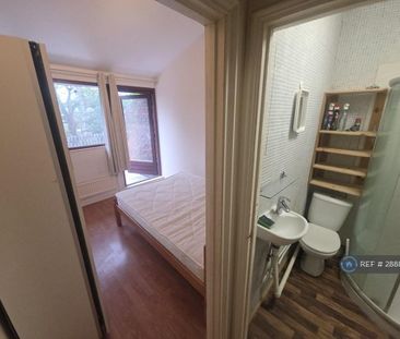1 bedroom in a house share to rent - Photo 2