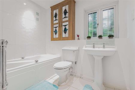 A substantial family home set in a desirable private road in Sevenoaks. - Photo 5