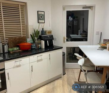 1 bedroom in a house share to rent - Photo 5