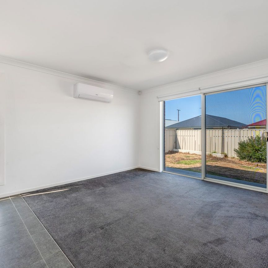 Low maintenance living! - Photo 1