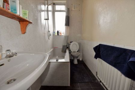 2 bedroom Flat in Harold Grove, Leeds - Photo 2