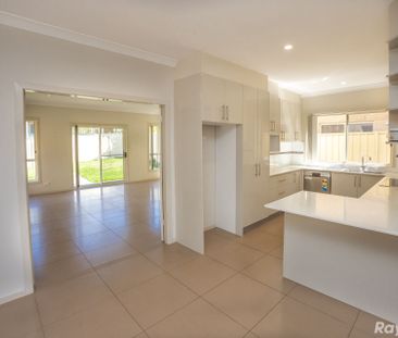 4 BEDROOM HOME WITH OCEAN VIEWS! - Photo 4