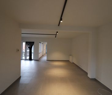 Een recent gerenoveerde woning met 3 slaapkamers, terras en garage. - Foto 4