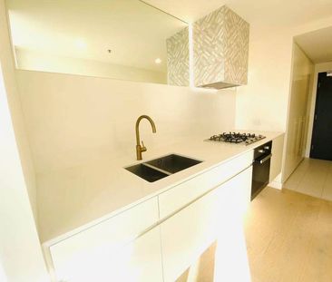 Fully Furnished Natural Light Filled luxury One Bedroom Apartment - Photo 5