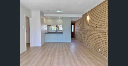 Stunningly Renovated Waterfront 2 Bedroom Ground Floor Apartment! - Photo 5