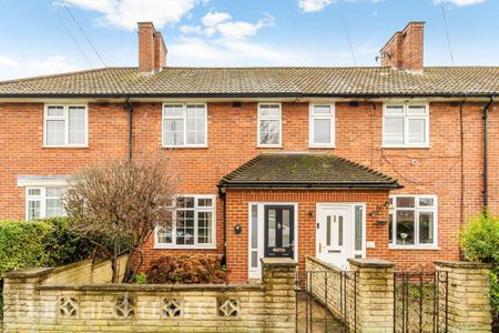 St Benets Grove - Photo 2