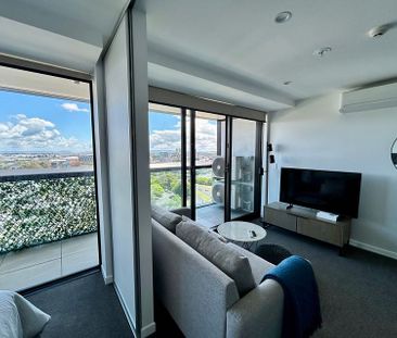 Stunning, modern, secure fully furnished apartment - Photo 6