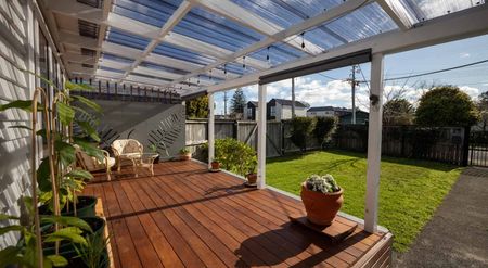 Sunny beautifully renovated 3 bedroom family home - Photo 3