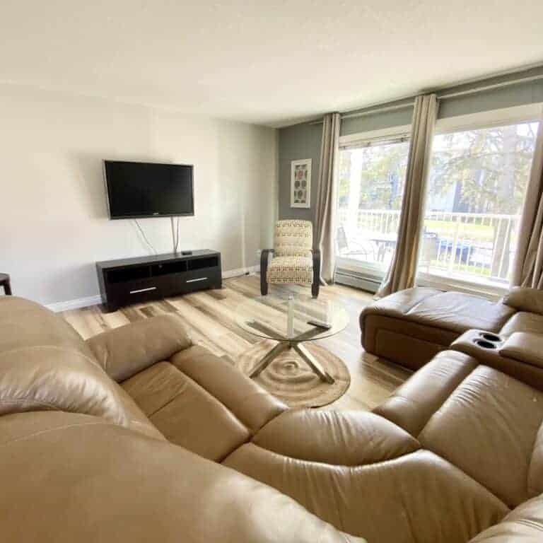 Edmonton Furnished Condo Rental in Downtown - Affordable Suite in Desirable Glenora - Photo 1